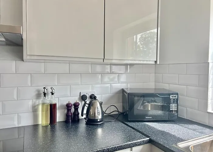 Cozy Two Bed Townhouse Close To City Walls With Free Parking